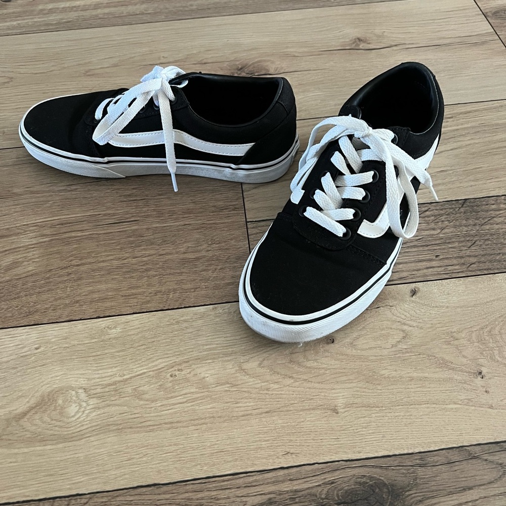 Women’s Vans Black and White Sneakers Size 7